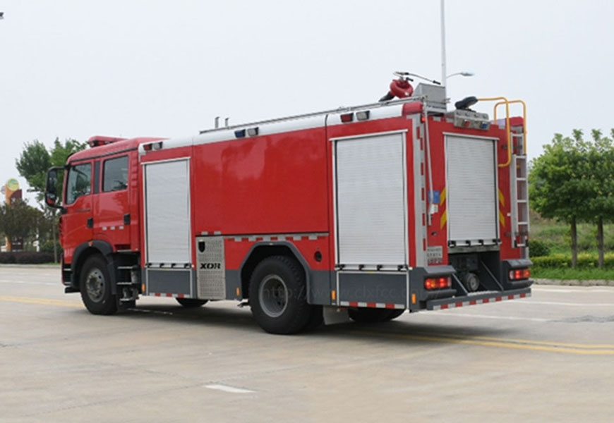 國(guó)六豪沃8噸泡沫消防車(chē)