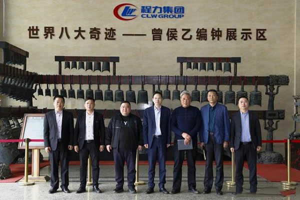 在程力汽車(chē)集團(tuán)總部迎賓大廳,雙方代表觀摩世界八大奇跡編鐘后合影紀(jì)念